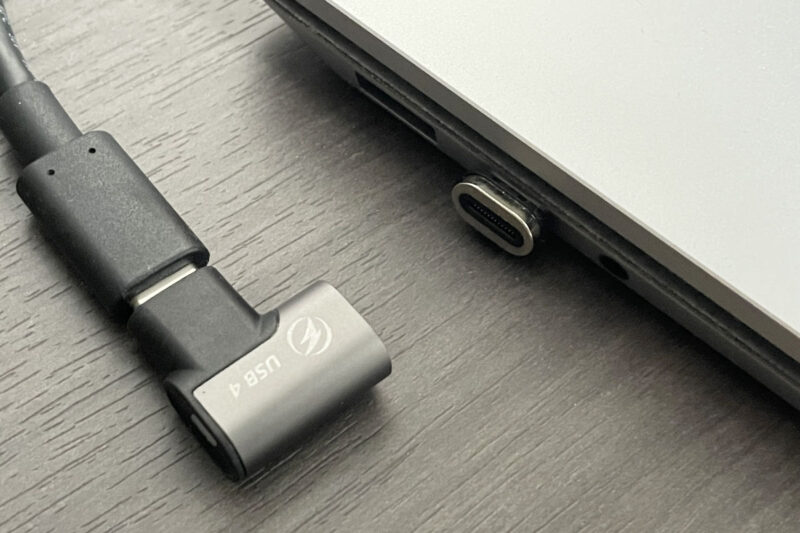 USB Type-Cケーブルにマグネットのアダプタを装着した写真