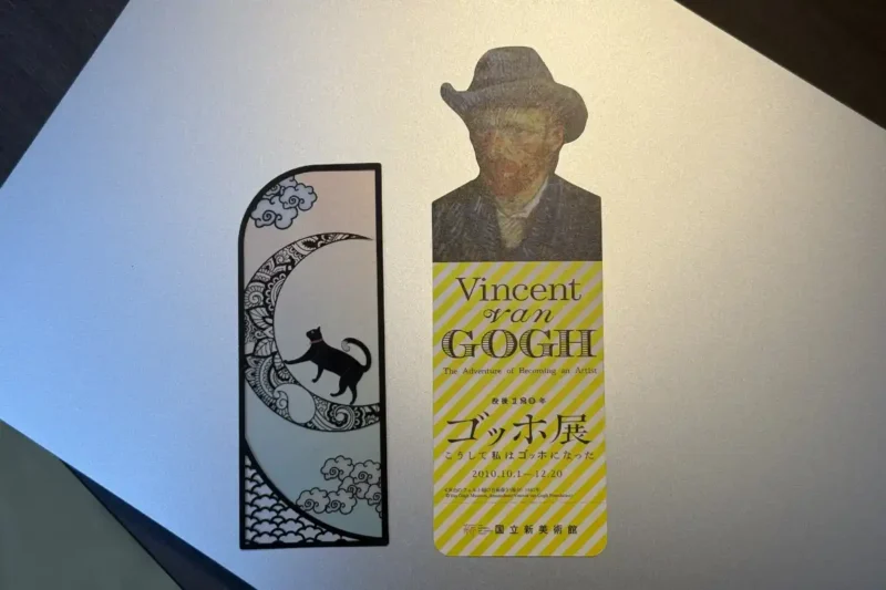 紙のしおりとサイズを比較